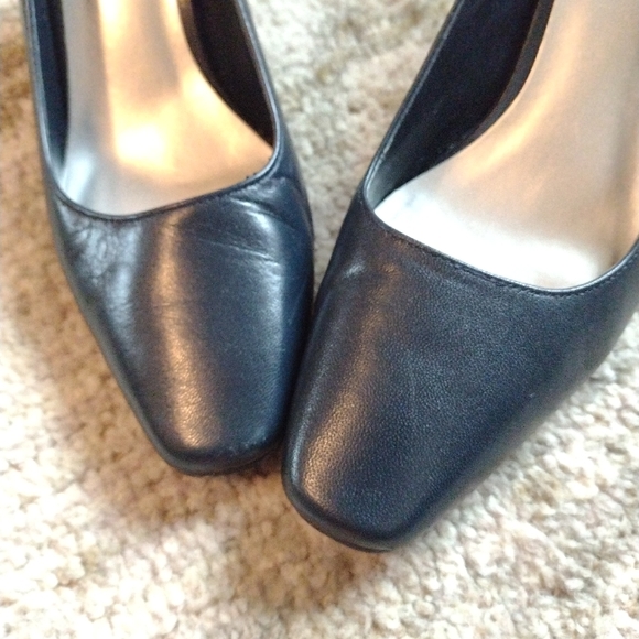 East 5th Navy Blue heels, size 7 - Picture 2 of 7